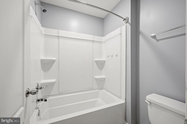 210 WOODS DR, Cross Junction, VA 22625