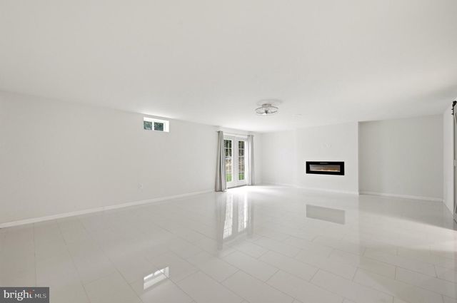 210 WOODS DR, Cross Junction, VA 22625