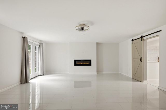 210 WOODS DR, Cross Junction, VA 22625