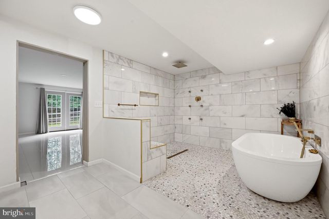 210 WOODS DR, Cross Junction, VA 22625