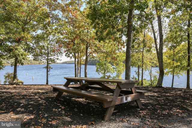 210 WOODS DR, Cross Junction, VA 22625