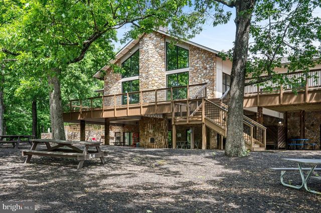 210 WOODS DR, Cross Junction, VA 22625