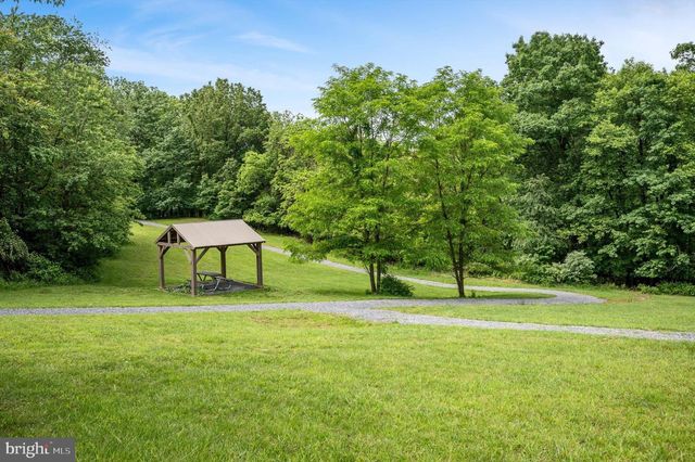 210 WOODS DR, Cross Junction, VA 22625