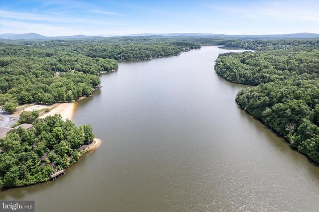 210 WOODS DR, Cross Junction, VA 22625
