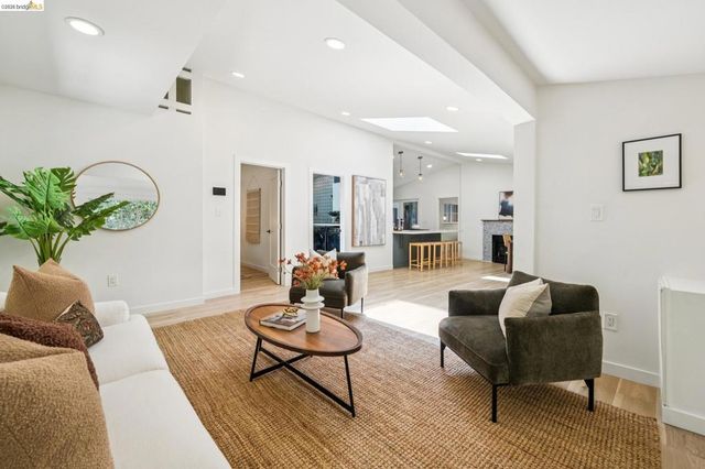 6400 Pinehaven Rd, Oakland, CA 94611