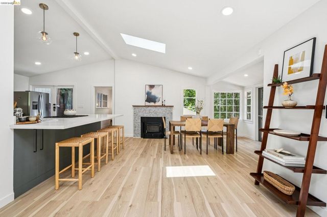 6400 Pinehaven Rd, Oakland, CA 94611
