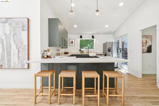 6400 Pinehaven Rd, Oakland, CA 94611