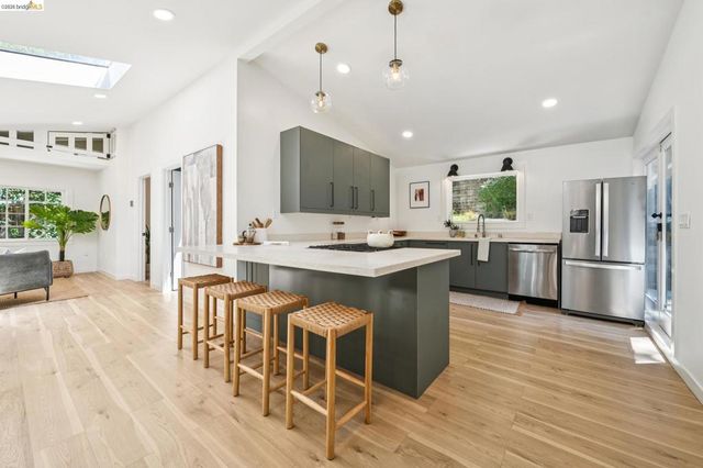 6400 Pinehaven Rd, Oakland, CA 94611