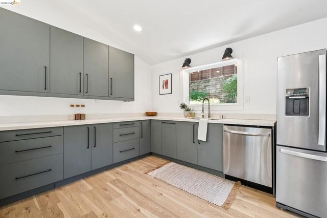 6400 Pinehaven Rd, Oakland, CA 94611
