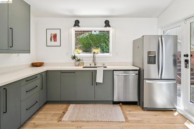 6400 Pinehaven Rd, Oakland, CA 94611