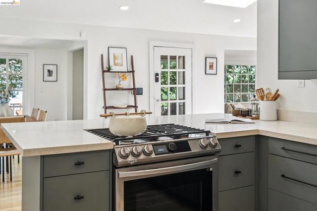 6400 Pinehaven Rd, Oakland, CA 94611