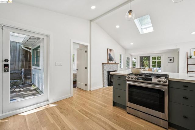 6400 Pinehaven Rd, Oakland, CA 94611