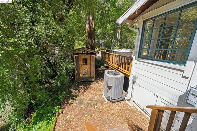 6400 Pinehaven Rd, Oakland, CA 94611