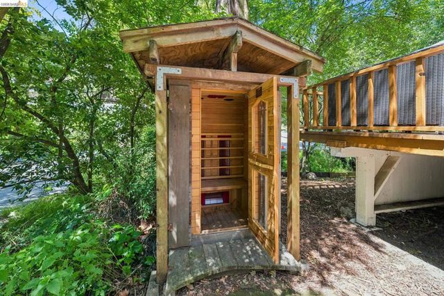 6400 Pinehaven Rd, Oakland, CA 94611