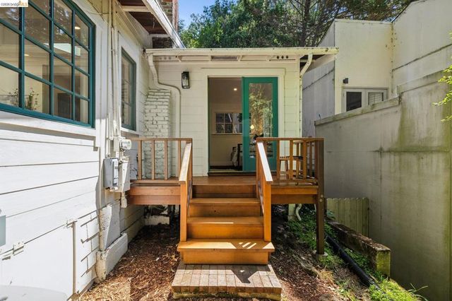 6400 Pinehaven Rd, Oakland, CA 94611