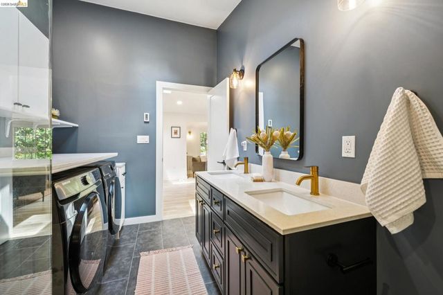 6400 Pinehaven Rd, Oakland, CA 94611