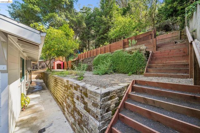 6400 Pinehaven Rd, Oakland, CA 94611