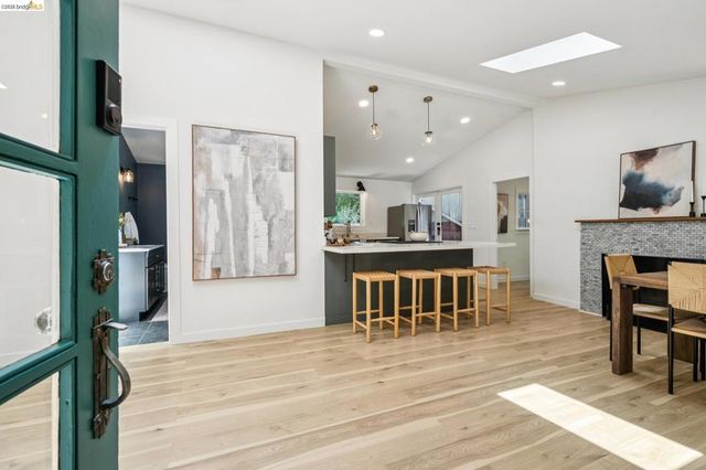 6400 Pinehaven Rd, Oakland, CA 94611