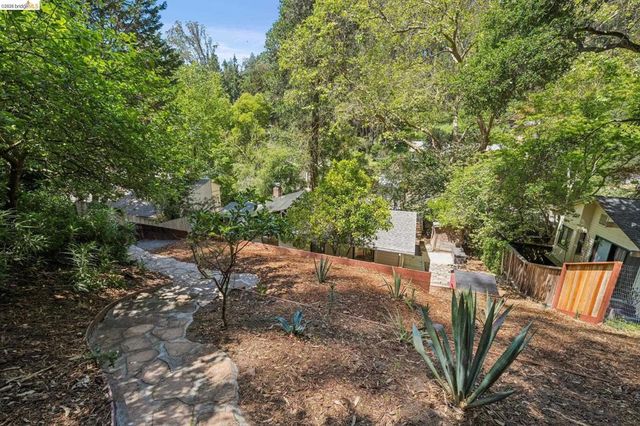 6400 Pinehaven Rd, Oakland, CA 94611