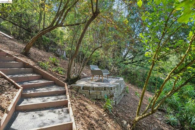 6400 Pinehaven Rd, Oakland, CA 94611