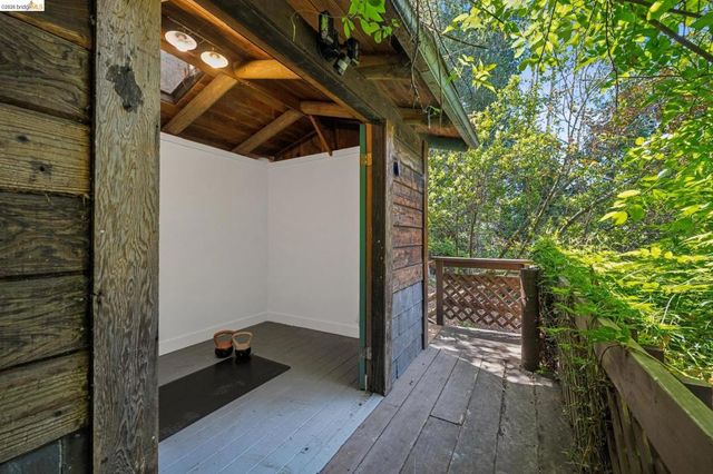6400 Pinehaven Rd, Oakland, CA 94611