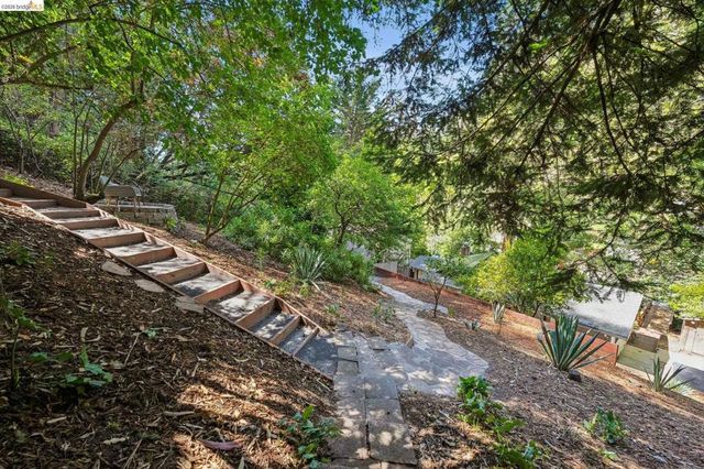 6400 Pinehaven Rd, Oakland, CA 94611