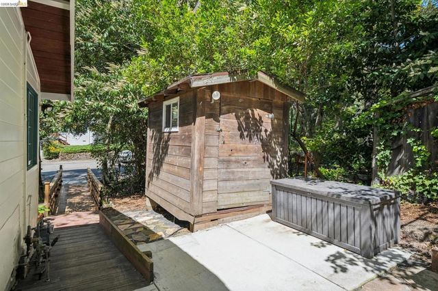 6400 Pinehaven Rd, Oakland, CA 94611