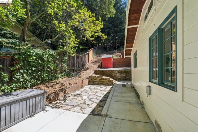 6400 Pinehaven Rd, Oakland, CA 94611