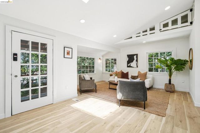 6400 Pinehaven Rd, Oakland, CA 94611