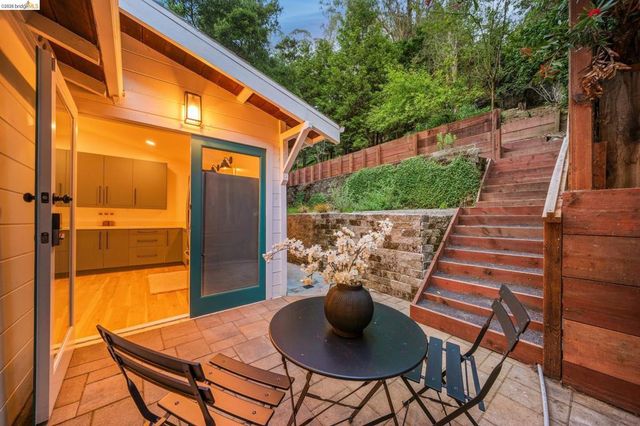 6400 Pinehaven Rd, Oakland, CA 94611
