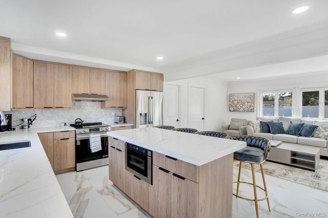 8 Autumn Lane, Hicksville, NY 11801