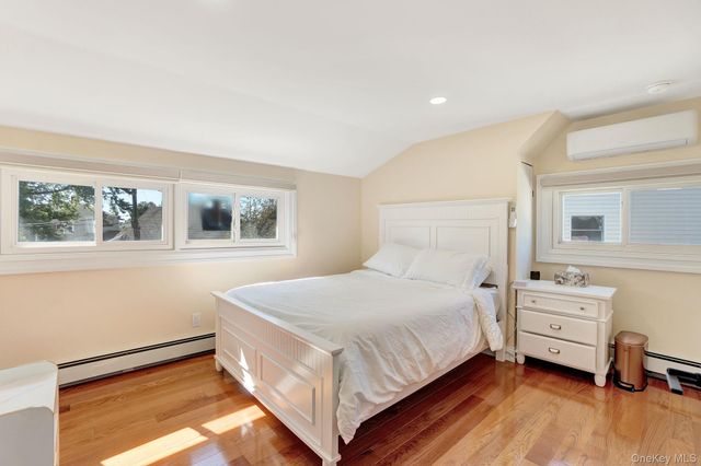 8 Autumn Lane, Hicksville, NY 11801