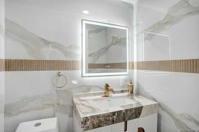 8 Autumn Lane, Hicksville, NY 11801