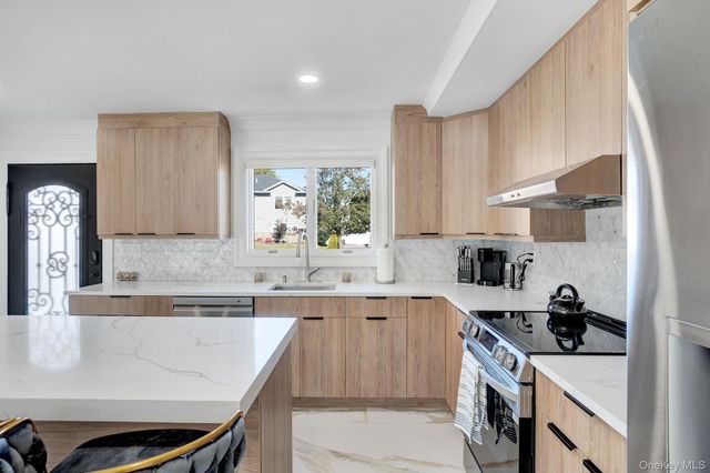 8 Autumn Lane, Hicksville, NY 11801