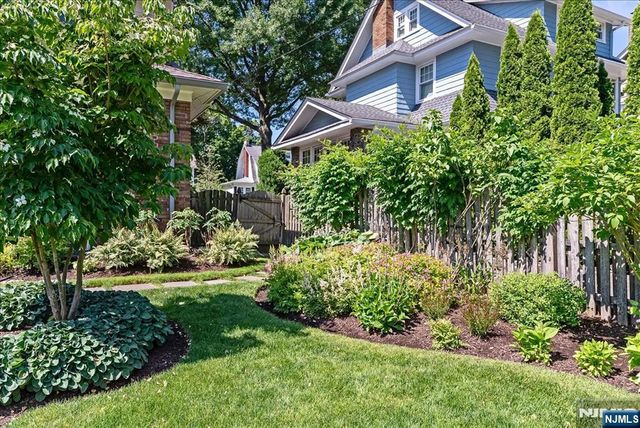 11 Windsor Place, Montclair, NJ 07043