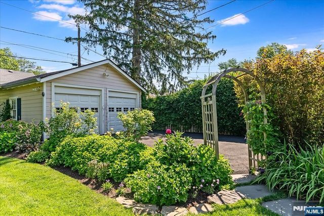 11 Windsor Place, Montclair, NJ 07043