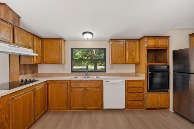 1027 Glen Brook Drive, Pecan Hill, TX 75165