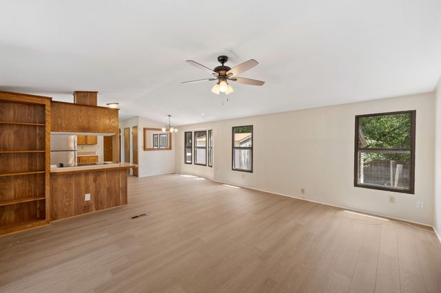 1027 Glen Brook Drive, Pecan Hill, TX 75165
