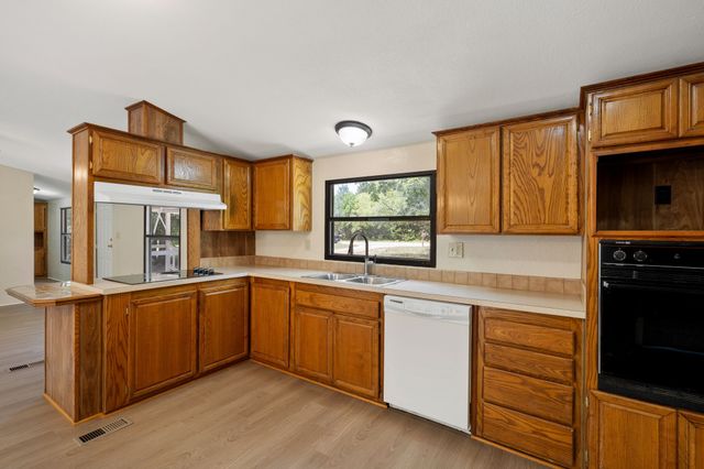 1027 Glen Brook Drive, Pecan Hill, TX 75165