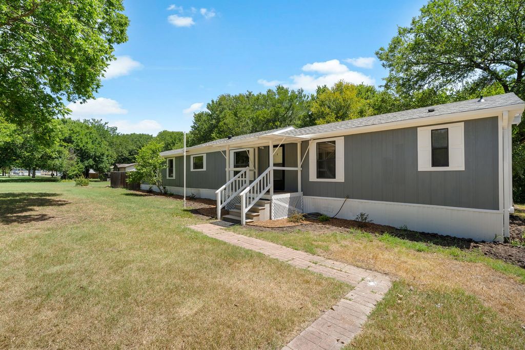 1027 Glen Brook Drive, Pecan Hill, TX 75165