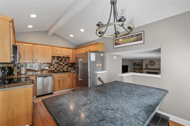 7900 Roseland Drive, Urbandale, IA 50322