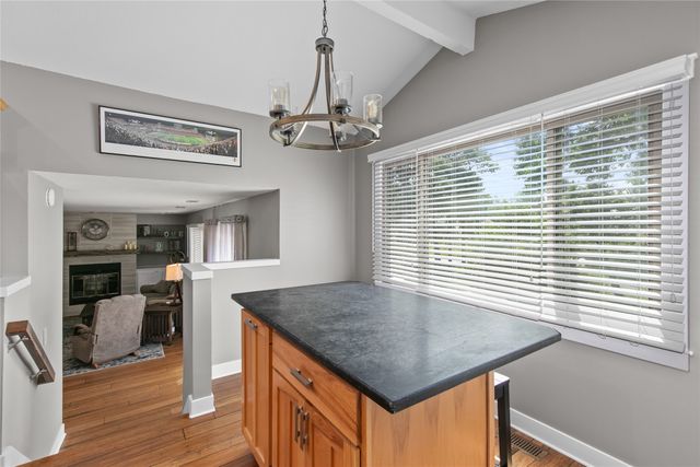 7900 Roseland Drive, Urbandale, IA 50322