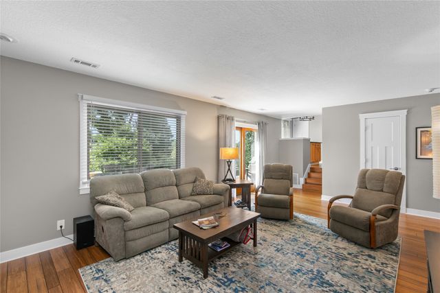 7900 Roseland Drive, Urbandale, IA 50322