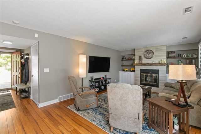 7900 Roseland Drive, Urbandale, IA 50322