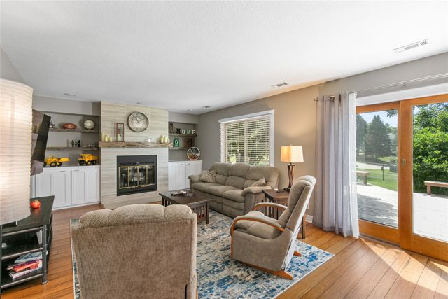 7900 Roseland Drive, Urbandale, IA 50322