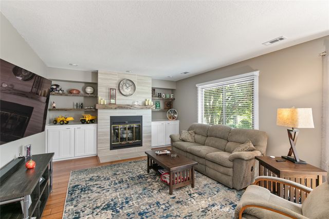 7900 Roseland Drive, Urbandale, IA 50322
