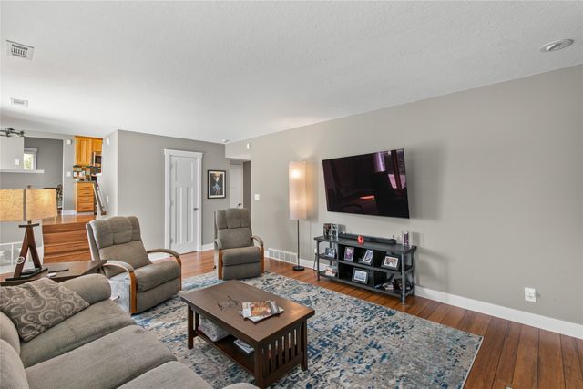 7900 Roseland Drive, Urbandale, IA 50322