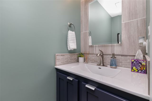 7900 Roseland Drive, Urbandale, IA 50322