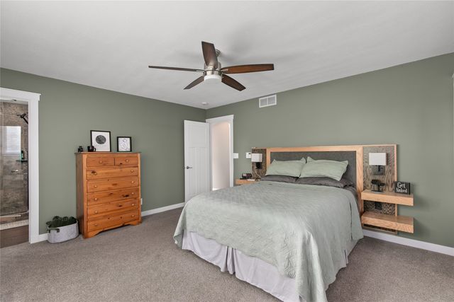 7900 Roseland Drive, Urbandale, IA 50322