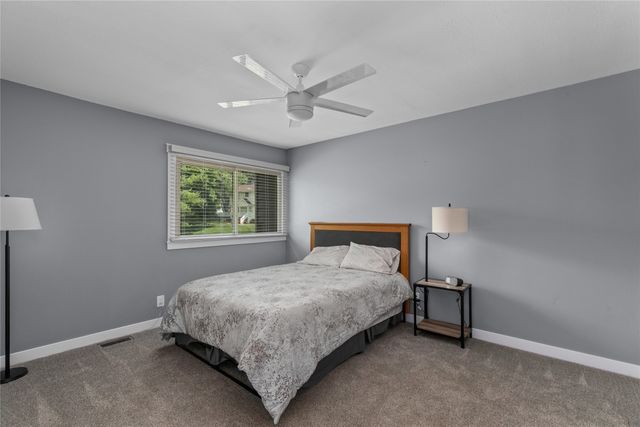 7900 Roseland Drive, Urbandale, IA 50322
